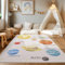 HomebyHome Kurzflor Kinderteppich für Jungen und Mädchen 100 x 150 cm Beige Planet Design - Waschbarer Teppich Extra Weich und Antiallergen - Teppich für Kinderzimmer, Babyzimmer und Spielzimmer