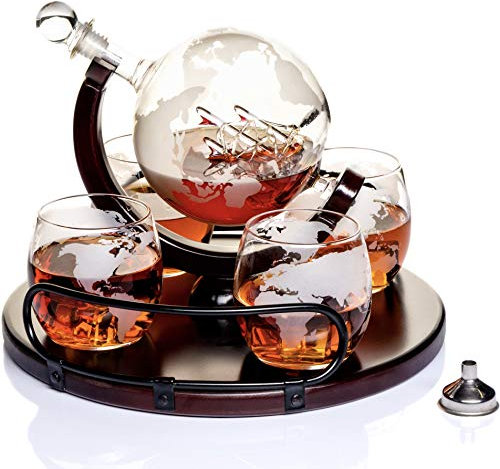 Kemstood Carafe Whisky Globe Gravée (850ml)| Un Must Pour Les Amateurs de Whisky | 4 Verre Whisky Élégants et Base en Bois | Ensemble de Whisky en Coffret Cadeau Homme | Apprécié par Les Connaisseurs