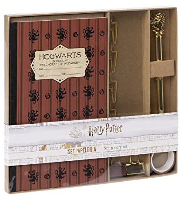 CERDÁ LIFE'S LITTLE MOMENTS - Set Papeleria Harry Potter Incluye Cuaderno Hogwarts A5-21 x 13 cm - Boligrafo Negro de Metal Blasón Gryffindor, Cinta Adhesiva, Clips con Forma y 2 Clips Metálicos