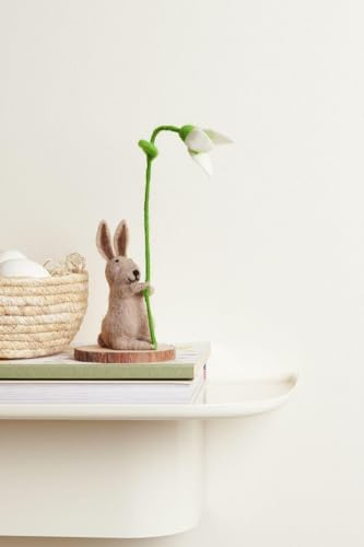 Filz-Hase mit Schneeglöckchen, Braun, auf Holzscheibe, 21 x 9,5 x 9,5cm