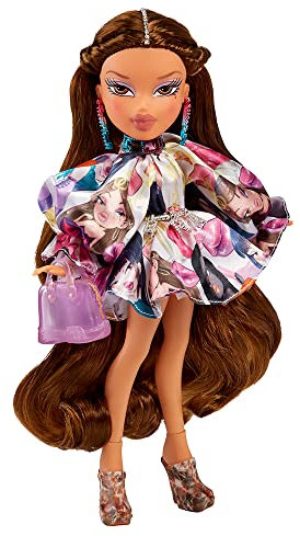 Bratz x GCDS Special Edition Designer Modepuppe - YASMIN zum Sammeln - Inklusive Outfit, Accessoires, Haarbürste und mehr - Voll beweglich - Premium Verpackung - Für Sammler und Kinder ab 7 Jahren