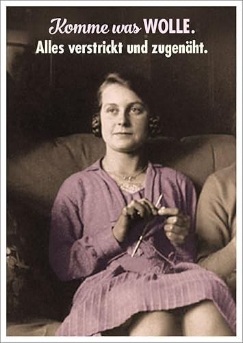 Gutsch Verlag Postkarte mit Vintage-Foto und Spruch 'Komme was Wolle. Alles verstrickt und zugenäht' – Humorvolle Postkarte für Strickbegeisterte, Witzige Retro-Karte, Geschenkidee.