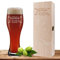 Weizenglas mit Name und Wunschmotiv graviert inkl. Geschenkbox, Bierglas 0,5l mit gravierter Holzbox, individuelles Geschenk, personalisiertes Weißbierglas - Motiv Verzierung01