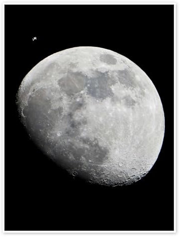 ISS und der Mond Poster von NASA 50 x 70 cm Schwarz Wandbilder Wanddeko