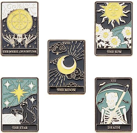 SUNNYCLUE 1 Box Emaille Pins Set Tarot Karte Emaille Pins Sonne Mond Stern Anstecknadel Totenkopf Stecker Brosche Halloween Schwarze Katze Gänseblümchen Blumen Broschen Für Damen Herren Rucksäcke
