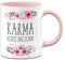 Tassenbrennerei Original - Tasse mit Spruch Karma regelt das schon - Blümchen Kaffeetasse lustig blumig - Geschenk Kollegin (Rosa)