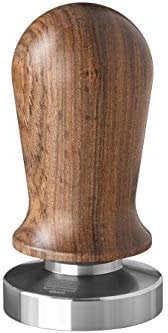scarlet espresso | Tamper »Perfetto« für Barista; auf 35 lbs Anpressdruck kalibiriert; mit Alu- oder Edelholzgriff und Präzisions-Edelstahlbasis (Sandelholz - Braun, 49 mm)