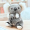 Koala Peluche Doux Koala Ours Mama et Bébé pour Enfants Filles Poupée Chiffon en Peluche Mignon Poupon Koala Adorable Jouet de Sommeil Poupée Cadeaux pour Fête Anniversaire Noël Décoration 28cm