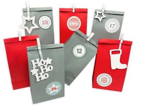 Frau WUNDERVoll® DIY Adventskalender zum Befüllen Weihnachtszeit, Blockbodenbeutel 12(L) x7(B) x24(H) cm matt rot/grau mit Holzanhängern, Ziffern pastell/grau/Weihnachten, Papiertüten, Kinder
