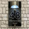 Letrero de casa personalizado para exteriores, luz LED solar, moderno, letrero de madera acrílica, placa de dirección para nombre de calle (color madera oscura)
