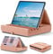 KDD Coussin de Support pour Tablette, Support Ipad Pliable pour Lit, Genoux, Bureau - Oreiller Repose Tablette avec Pochette & Support de Stylet pour Ipad Pro 12.9 10.5 9.7 Air Mini 6 5 4, Pêche