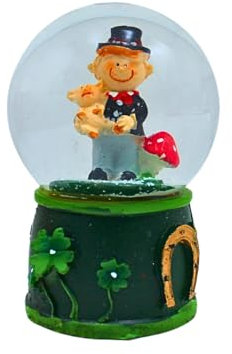 Dekohelden24 Mini Schüttelkugel - Schneekugel mit Schornsteinfeger, Glücksschweinchen und Pilz, Sockel in Grün und Glückspilzen und Kleeblätter, Größe H/B/Ø Kugel: ca. 6,5 x 3,5 cm/Ø 4,5 cm.