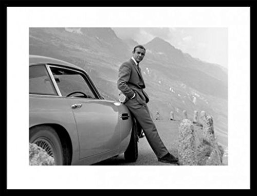 1art1 James Bond 007 Poster Kunstdruck Bild und MDF-Rahmen Schwarz - Sean Connery Mit Aston Martin (80 x 60cm)