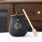 TINGJUNN Bocal à miel en céramique avec couvercle 360 g avec scooter en bois, ensemble de pots à miel, maison et cuisine pour stockage du miel (noir)