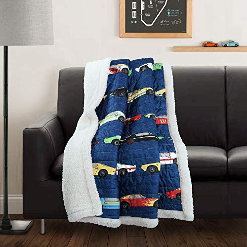 Lush Decor, Navy Cars Überwurf | Flauschige wendbare Sherpa-Decke mit Renndruck-Design für Kinder - 152,4 cm x 50 cm