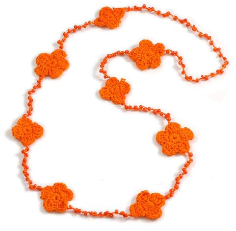 Avalaya Long collier de perles de verre faites à la main en forme de fleur en crochet orange léger – 96 cm de long