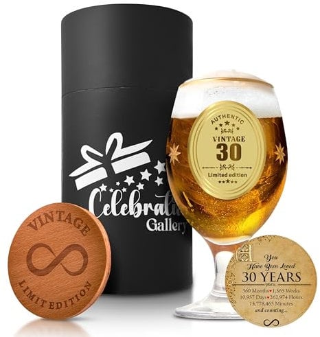 Celebration Gallery Biergläser zum 30. Geburtstag – Personalisierte Geschenke für Männer Individuelle Tasse mit Holzuntersetzer – 400 ml Pint-Gläser Biergeschenke – Lebensmittelechte Glasbecher für