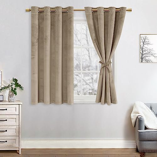 JIUZHEN Verdunklungsvorhang aus Samt, 2er Set Taupe Samt Vorhang weiche blickdichte Gardinen Grün Samtvorhang mit Ösen Vorhänge Samt für Deko Schlafzimmer Wohnzimmer, 140x145cm (BxH),Taupe