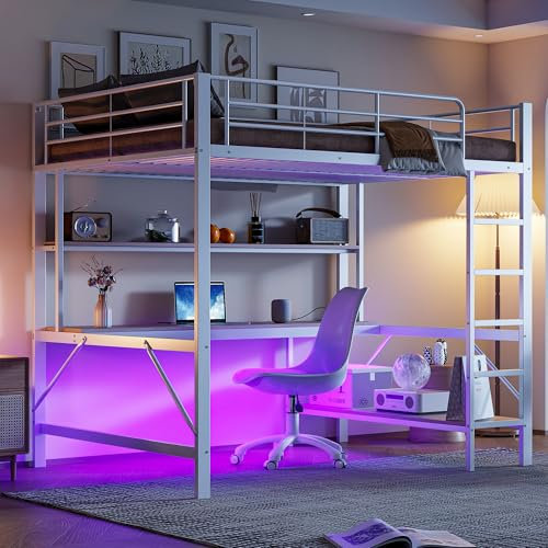 Cama alta de 140 x 200 cm, barandilla, escalera de mano con USB y enchufe, luz ambiental teledirigida, escritorio, estantería de varios niveles, sin colchón, metal, color blanco