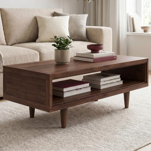 skølm Eivind Couchtisch Eiche massiv, Walnussoptik, Ablagefach, lackiert | Hochwertiger Sofatisch 110x50x40 cm, stabile Tischbeine & Tischrahmen, Wohnzimmertisch, Kaffeetisch, Loungetisch, Wohnmöbel