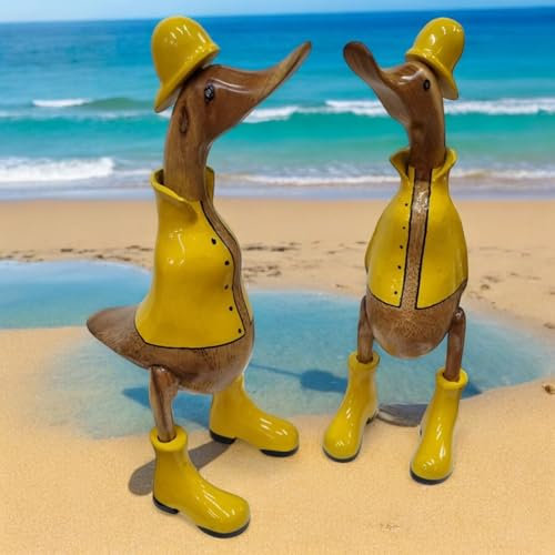Kinaree Deko Ente aus Bambus Holz – Handgeschnitzt im gelben Regenmantel und Kappe – Lustige Strandläufer Figur mit Gummistiefeln lädt zum Watt-wandern EIN – Maritime Deko für Haus und Garten