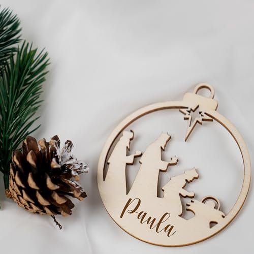 KIDSMOOD Weihnachtskugeln aus Holz, personalisiert mit Wunschnamen - Individueller Weihnachtsbaumschmuck für unvergessliche Weihnachtsmomente - 2er Set