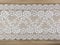 PartyDeco Tischläufer Spitze 15cm x 9m - farbecht & waschbar - Vintage Tischband für Hochzeit - Breites Blumen Spitzenband zum Nähen Dekorieren Basteln - Tischdeko & Hochzeitsdeko - Weiß
