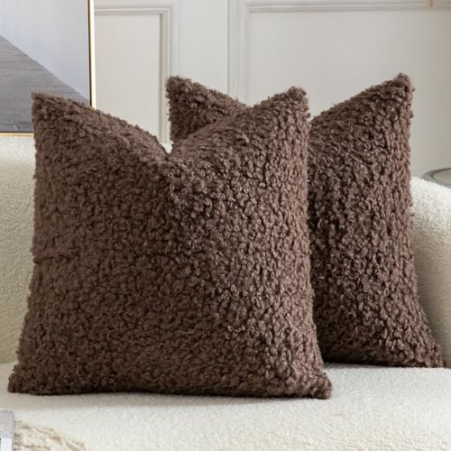 Yaertun 2er Set Kissenbezug Teddywolle Faux Pelz Dekorative Kissenbezüge Plüsch Bouclé Sofakissen Couchkissen Dekokissen Zierkissenbezug Deko Kissenhülle Wohnzimmer 45x45 cm Schokoladenbraun