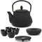 Teekanne asiatisch Gusseisen Set 0.8 Liter - schwarze Gusskanne mit Henkel & Edelstahl Tee-Filter Sieb-Einsatz für losen Tee & 4 Teebecher (Tassen) Guss Stövchen & Untersetzer