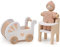 Mentari Jouets - Ensemble de chambre d'enfant - Maison de poupée en bois - Comprend une poupée bébé dans une combinaison tricotée, un landau, une chaise haute et d'autres accessoires - À partir de 3