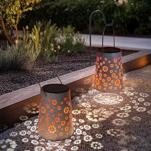 Ketom Solarlampen für Außen Hängend/Stehend, 2 Stück Retro LED Solar Laternen, IP65 Wasserdicht Metall Solarlaternen, für Garten, Draußen, Patio, Weg, Camping, Rasen, Weiß(Liebesblumenmuster)