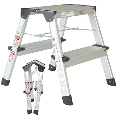 Alu Trittleiter zusammenklappbar | 2 Stufen | 41 cm Höhe | Leichter Klapptritt, Tritthocker | klein und kompakt | mit rutschfesten Füßen | belastbar bis 150 kg | Haushaltsleiter