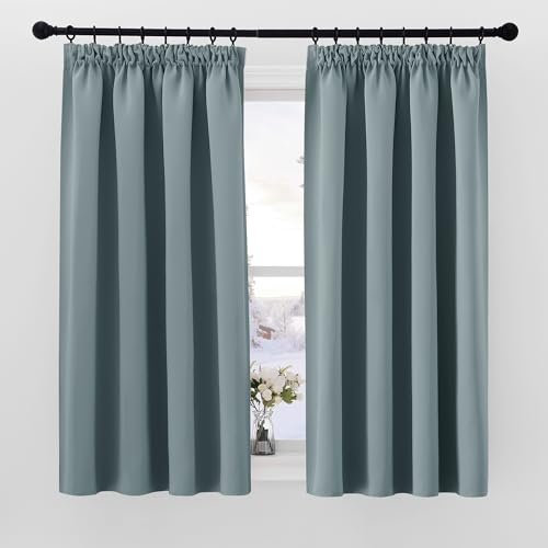 PONY DANCE 2er Set Schienen Gardinen Vorhang Blickdicht Kurz Thermovorhang gegen Hitze Verdunklungsvorhänge mit Kräuselband Blackout Curtains for Bedroom, H 145 x B 140 cm, Graublau