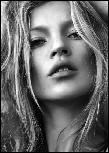 Wandbild Kate Moss 3, 50x70 cm (AUFHÄNGFERTIG) mit hochwertigem Rahmen - Die Modeikone, bekannt für ihren charakteristischen androgynen Look und ihre prägende Rolle in der Modebranche in Schwarz-Weiß
