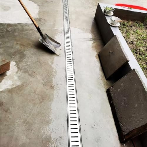 Canale di drenaggio sottile da cortile con griglia in acciaio inossidabile, scarico in resina resistente per una gestione efficiente dell'acqua nella linea di recinzione in calcestruzzo passerella e