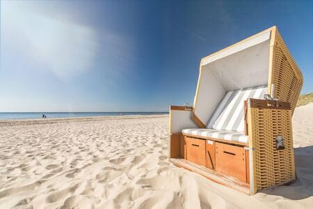 adrium Leinwand-Bild 90 x 60 cm: Strandkorb am Meer mit malerischem Lens Flare auf der Insel Sylt, Deutschland (133485704)