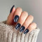 24 Pcs Falsche Nägel, Kurze Falsche Nägel mit Kleber, Press on Nails Abnehmbare Klebenägel Tips für Weihnachten Halloween Frauen Mädchen Nagelkunst Zubehör (Blau)