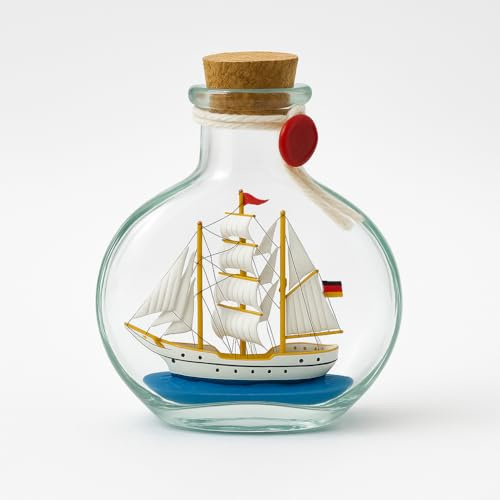 Heiko Blume Buddelschiff „Gorch-Fock Stil“ – flach-ovale Glasflasche mit Kork & rotem Siegel, detailreiche Dreimast-Miniatur, 10 cm hoch, 7,5 cm Ø – maritime Deko & Geschenk (flaches Glas)