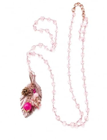 Collana tessile lunga fatta a mano, lavorata all'uncinetto con pietre naturali di Quarzo rosa, pendente con foglia in tessuto, e charms in pietre naturali - Idea regalo donna. Pezzo unico.