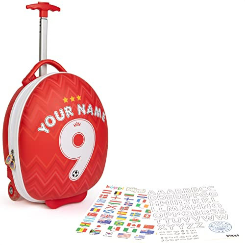 boppi Tiny Trekker Leichter Kinderreisetrolley zum Ziehen mit Rädern in Handgepäckgröße (17 Liter Fassungsvermögen) - Fußball Rot (mit Aufklebern)