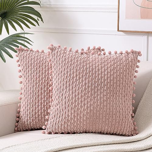 Fancy Homi 2 Packungen Dusty Pink dekorative Kissenbezüge 45x45 cm mit Pompons für Couch, Schlafzimmer, Wohnzimmer, Bauernhaus, Boho, weicher süßer Plüsch-Cord, Rouge-Kissenbezug 45x45 cm