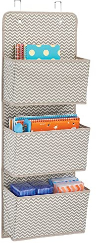 mDesign Schrank-Organizer in Chevron-Muster – Hängeorganizer mit 3 Fächern aus atmungsaktivem Polypropylen – Mehrzweckschrank für die Tür – für Kinderzimmer, Schlafzimmer & Co.