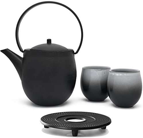 Bredemeijer Gusseisen Tee Set 1.2 Liter Teekanne mit Kannenuntersetzer & 2 Porzellan-Tassen (Becher) & Edelstahl Tee-Filter Sieb-Einsatz - ideal für lose Teesorten