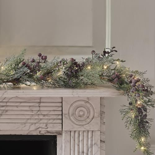 Light4fun Wintergirlande mit 60 warmweißen LEDs beleuchtet | künstliches Tannengrün und lilafarben Beeren | Deko Weihnachten Herbst Halloween | Weihnachtsgirlande für Innen