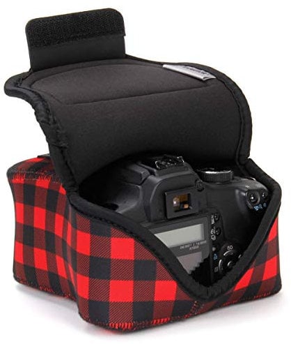 USA GEAR DSLR Kameratasche Klein für Spiegelreflexkameras, SLR-Kamerahülle mit Neoprenschutz, Gürtelhalfter und Zubehör - Kompatibel mit Nikon D3400, Canon EOS Rebel, Pentax K-70 & mehr - Rotes Plaid