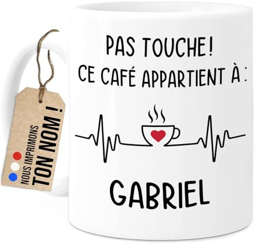 Cupdarling® Mug Collègue Personnalisé avec Nom - Pas Touche ! - Tasse Humour - Cadeau Collègue de Travail Homme et Femme Bureau - 330ml en Céramique