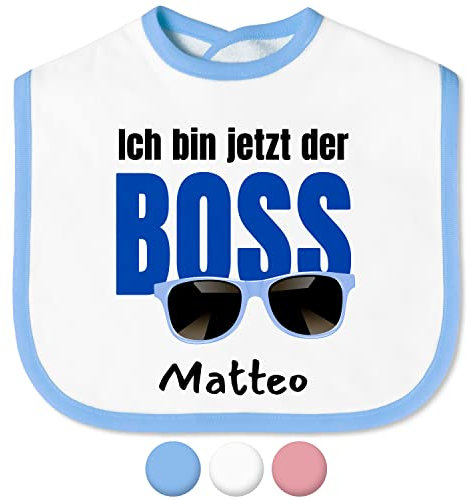 Baby Lätzchen „Ich bin jetzt der Boss“ mit Namen personalisiert für Mädchen & Jungen - mit Klettverschluss – Spucktuch Latz Kinderlätzchen – Baby-Geschenke Taufgeschenke (Saum Blau, Blau)