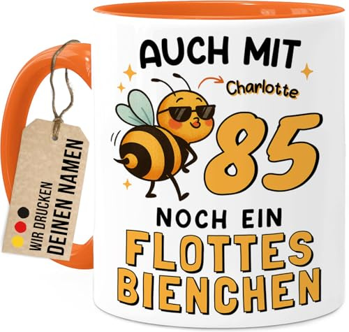 Tassenliebling® 85. Geburtstag lustige Tasse personalisiert mit Namen - Flottes Bienchen - Geschenkidee Freundin Mama Oma Kollegin - Beidseitiger Druck - 330ml Keramik