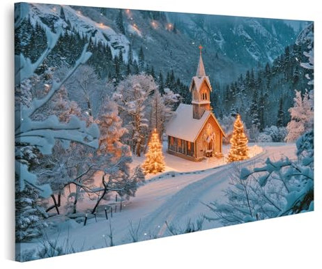 islandburner Prime Quadro su tela Piccola capanna in legno con albero di Natale illuminato nella radura della foresta innevata, montagne sullo sfondo
