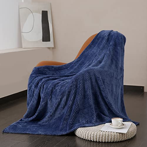 DANUBEE Decke Sofa Kuscheldecke Dunkelblau 150x200cm - Leichte Fleecedecke für Couch weich und warm, hochwertige Wohndecke Dekorative für alle Jahreszeiten flauschig als Couchdecke Tagesdecke